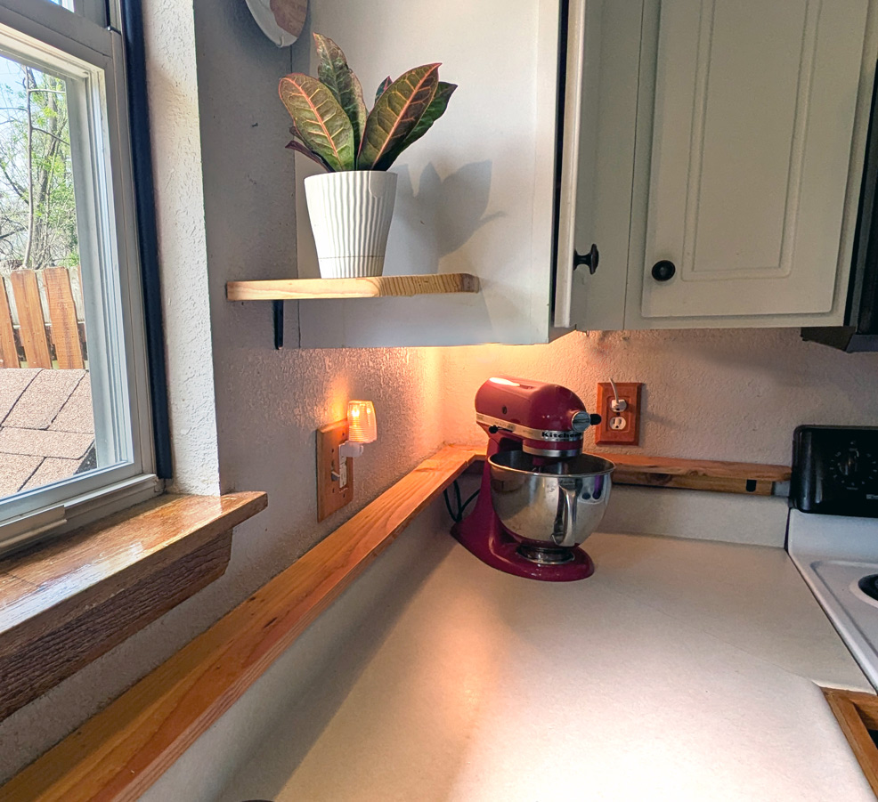 Backsplash ledge