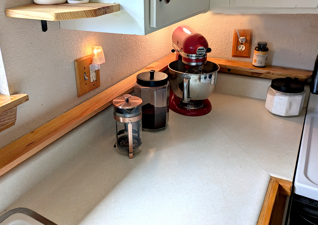 Backsplash ledge